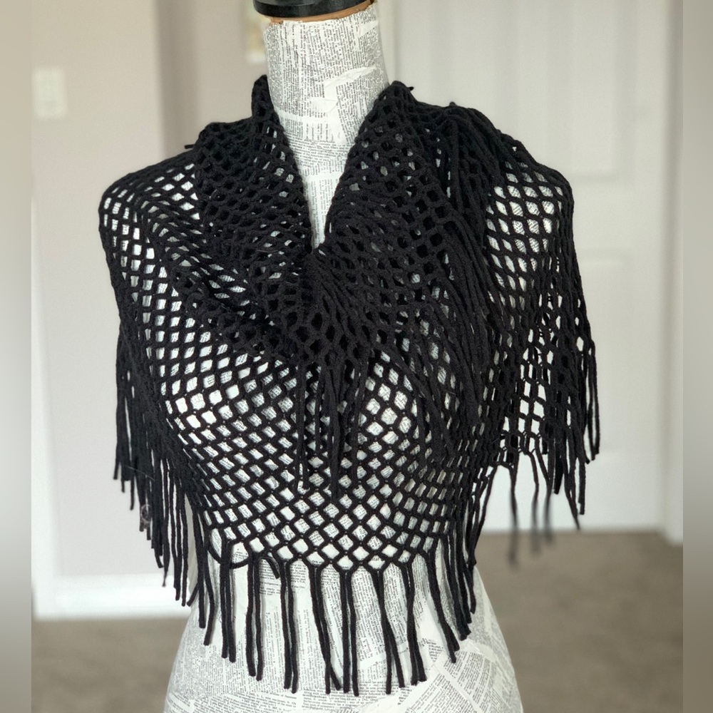 BLACK CROCHETED INFINITY SCARF |